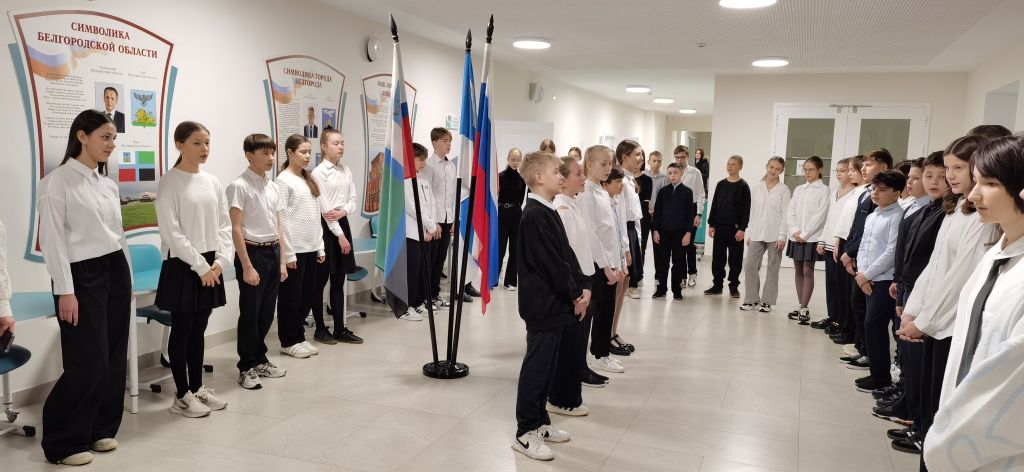 Сегодня в нашем лицее прошла традиционная линейка у государственных флагов.