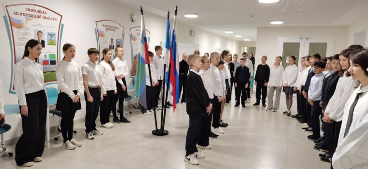 Сегодня в нашем лицее прошла традиционная линейка у государственных флагов.
